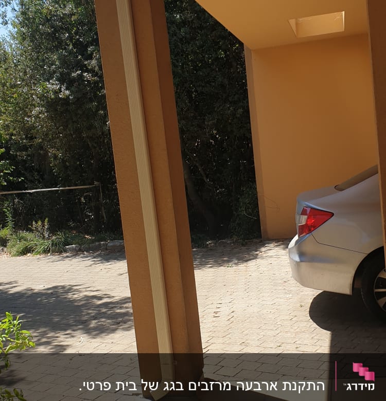 מרזב מחובר לגג עם קורות עץ